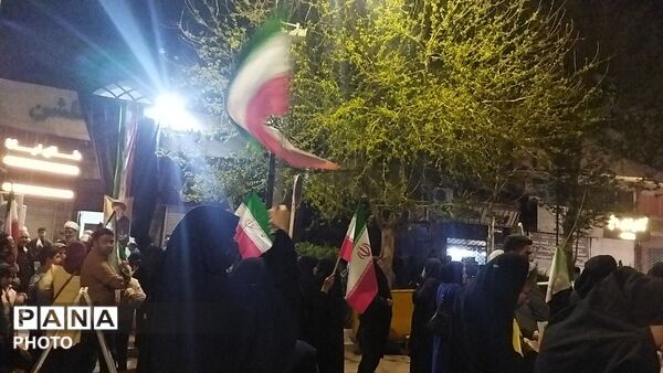 نیشابوری ها از پیر تا کودک در اجتماعات خیابانی
