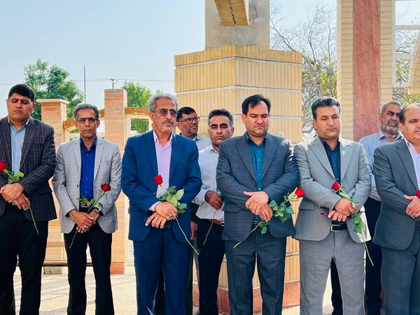 گلزار شهداء ؛ میزبان مسئولان شهرستان عنبرآباد همزمان با آغاز هفته دفاع مقدس