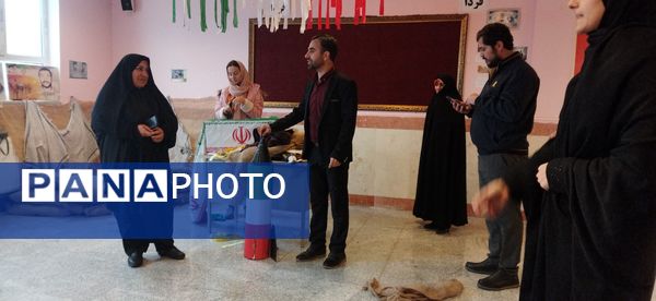 تعهد و تلاش دانش‌آموزان مدرسه انقلاب کوهدشت در فعالیت‌های مدرسه