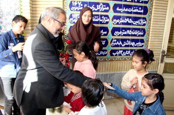 بازدید مدیر کل آموزش و پرورش استان از پیش دبستانی نوآموزان با آسیب شنوایی امام رضا (ع)