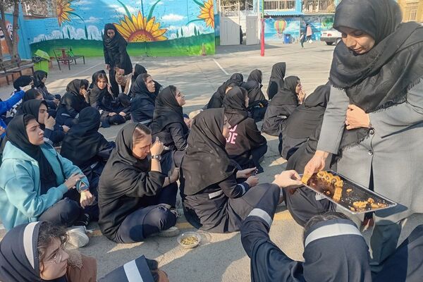 برپایی ایستگاه صلواتی و شهادت حضرت زهرا در مدرسه شهید زهره‌وند قرچک 
