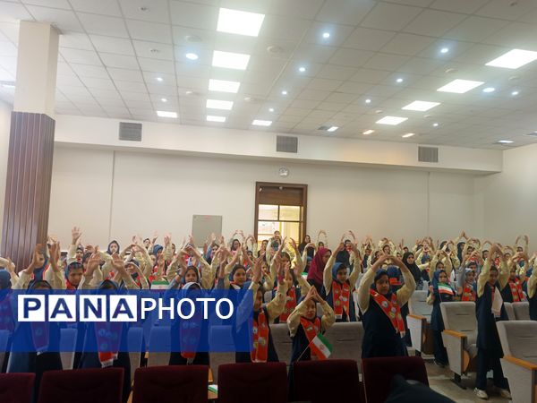 جشن عاطفه‌ها با تقسیم مهر و مهربانی در دبستان آرمینه مصلی نژاد 