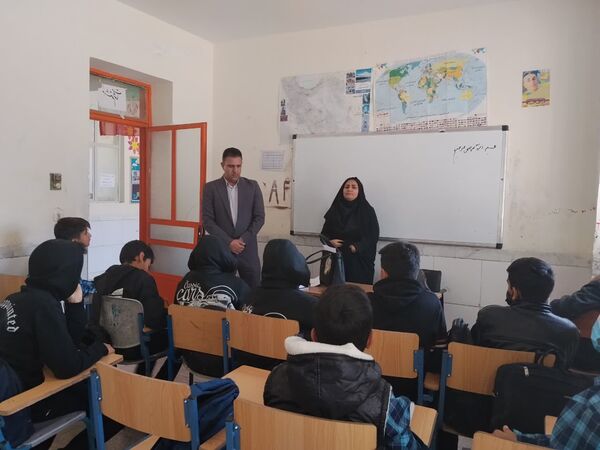 بازدید معاون آموزشی و کارشناس آموزش متوسطه اداره آموزش و پرورش خاتم 