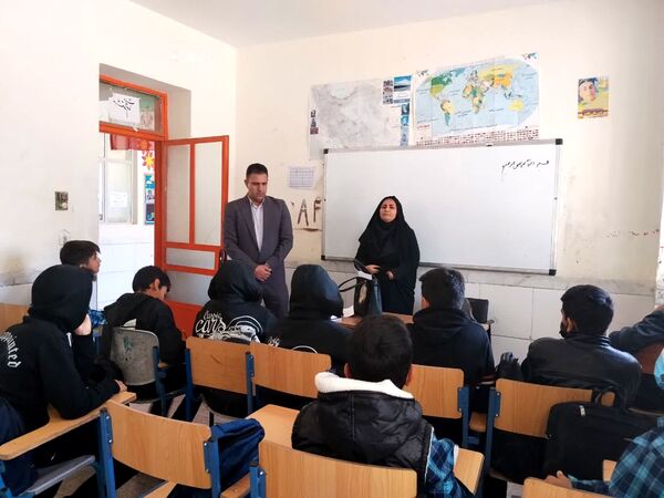 بازدید معاون آموزشی و کارشناس آموزش متوسطه اداره آموزش و پرورش خاتم 