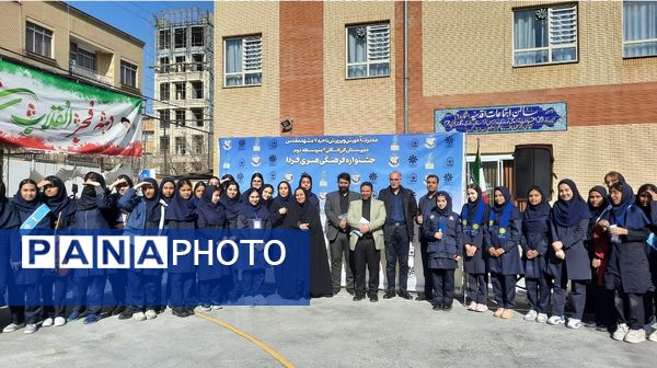 اولین نمایشگاه ماها در دبیرستان فرزانگان ۲ دوره دوم ناحیه ۷ مشهد