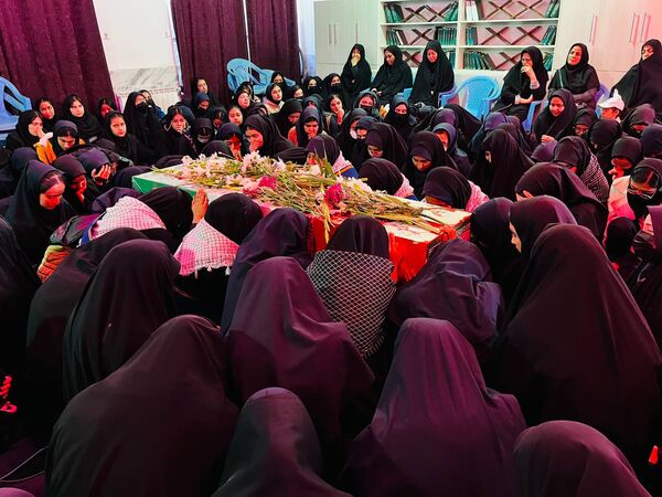 استقبال دانش‌آموزان‌ دبیرستان شاهد ریحانه‌النبی گناباد از پیکر مطهر شهید گمنام