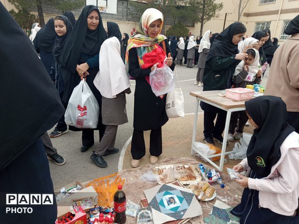 برپایی بازارچه دانش آموزی در دبیرستان شاهد هاجرشهرستان کاشمر