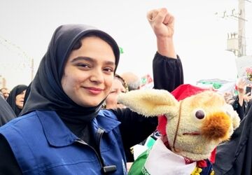 مشت محکم نخودی بر دهانِ  ترامپ