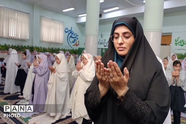 نماز جماعت و محفل انس با قرآن در دبستان شهید آقچه لو رباط کریم 