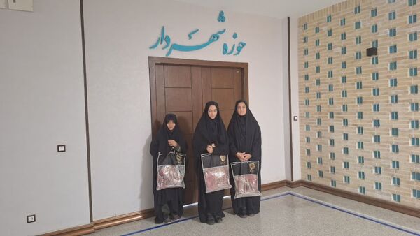نشست صمیمی با حضور مسئولان و دانش‌آموزان زینب نام در یزد