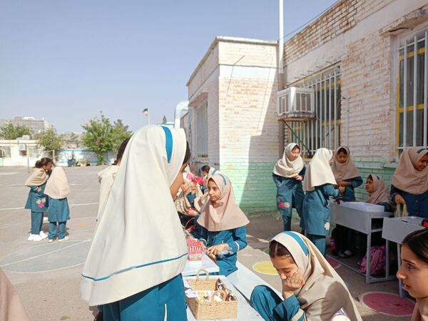 بازارچه دانش آموزی در دبستان سمیه 