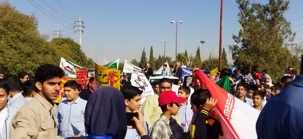 حضور نسل فهمیده ها در راهپیمایی 13 آبان 