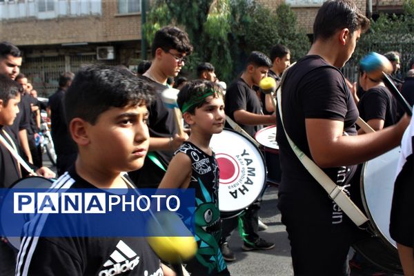 حضور پرشور کودکان قمی در دسته‌های عزاداری روز تاسوعا 