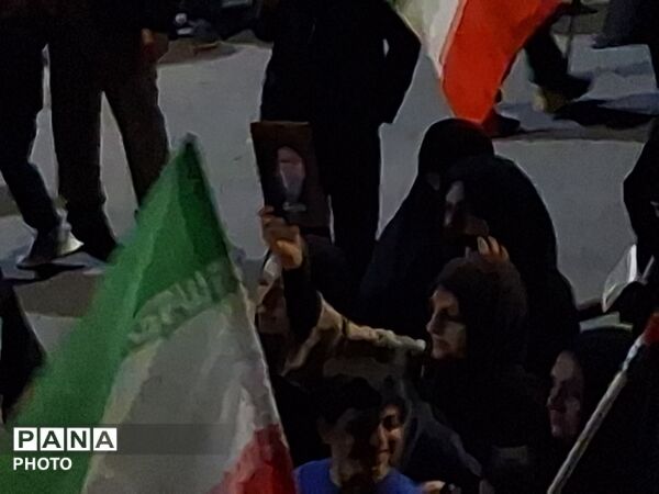 تابلو هایی بر آسمان؛ سخنانی از دل مردم تا عکس رهبری