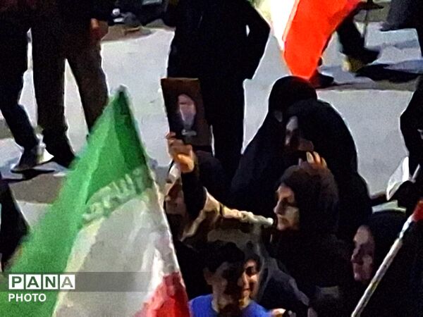 تابلو هایی بر آسمان؛ سخنانی از دل مردم تا عکس رهبری