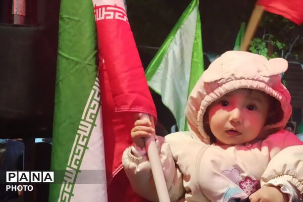 حضور دانش‌آموزان و کودکان بهارستانی در راهپیمایی شبانه «جنگ رمضان»