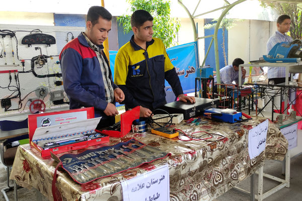 نمایشگاه آثار هنری هنرستان‌ها به‌مناسبت هفته مشاغل 