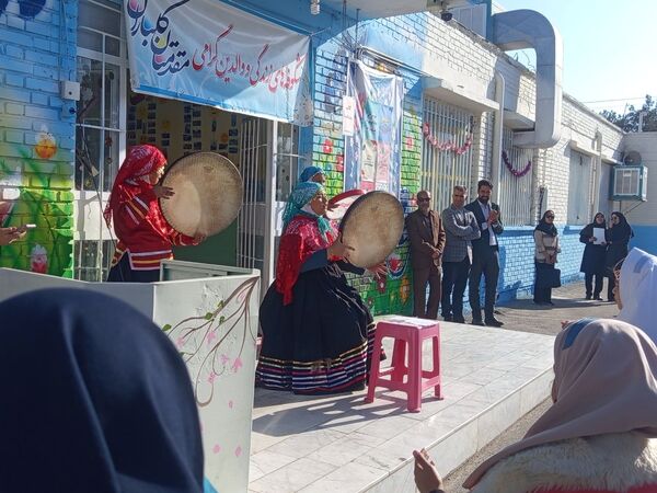 بازارچه کتاب در دبستان سمیه