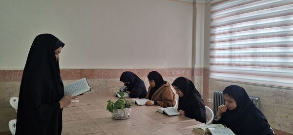 قرائت قرآن هدیه دانش آموزان دبیرستان شهید عیسی وند به روح سید حسن نصرالله