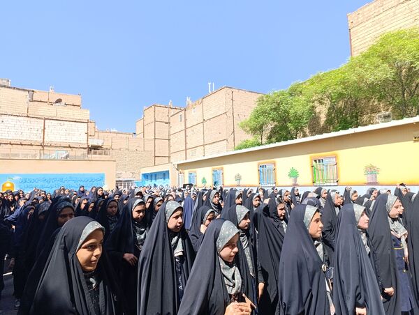 نواختن زنگ سپاس معلم در دبیرستان و دبستان میرزا جعفر سروقد