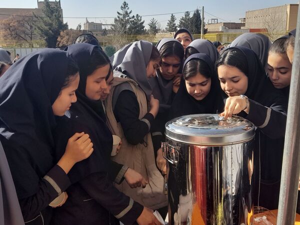 برپایی چایخانه به مناسبت میلاد امام عصر(عج)در دبیرستان نمونه وکیلی ۱۰