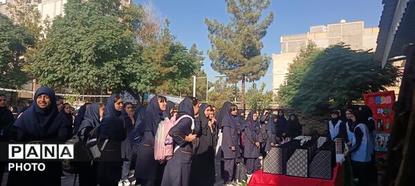 به صدا درآمدن زنگ مهر همزمان با آغاز هفته دفاع مقدس در دبیرستان کوثر فرهنگیان
