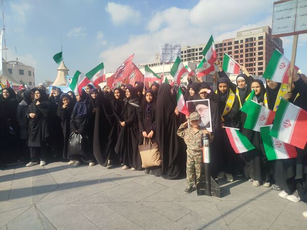 حضور پرشور دانش‌آموزان دبیرستان مهدی خدابنده در راهپیمایی ۱۳ آبان