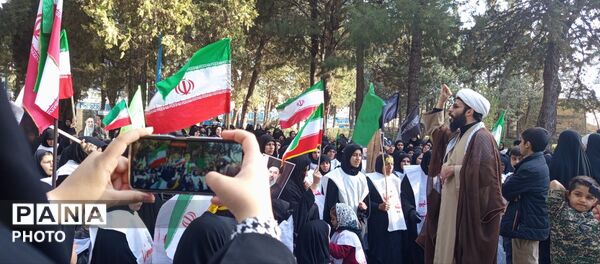 همایش بانوان کفن‌پوش لردگانی؛ جلوه‌ای از وفاداری و بیعت با امام امت