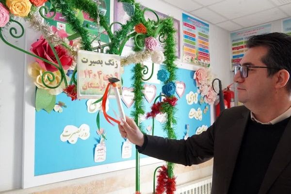 مراسم گرامیداشت سالروز حماسه ۹ دی و آیین نواختن زنگ بصیرت در مدرسه شاهد فرشتگان