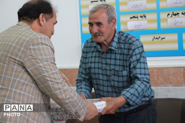 اجرای طرح خاطره سازان با حضور مدیر آموزش وپرورش شهرستان در آموزشگاه موسی صدر آشخانه