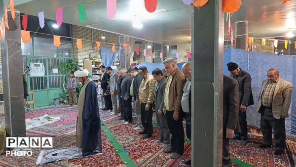 برپایی سفره‌های افطار ساده در شهر سفیددشت 