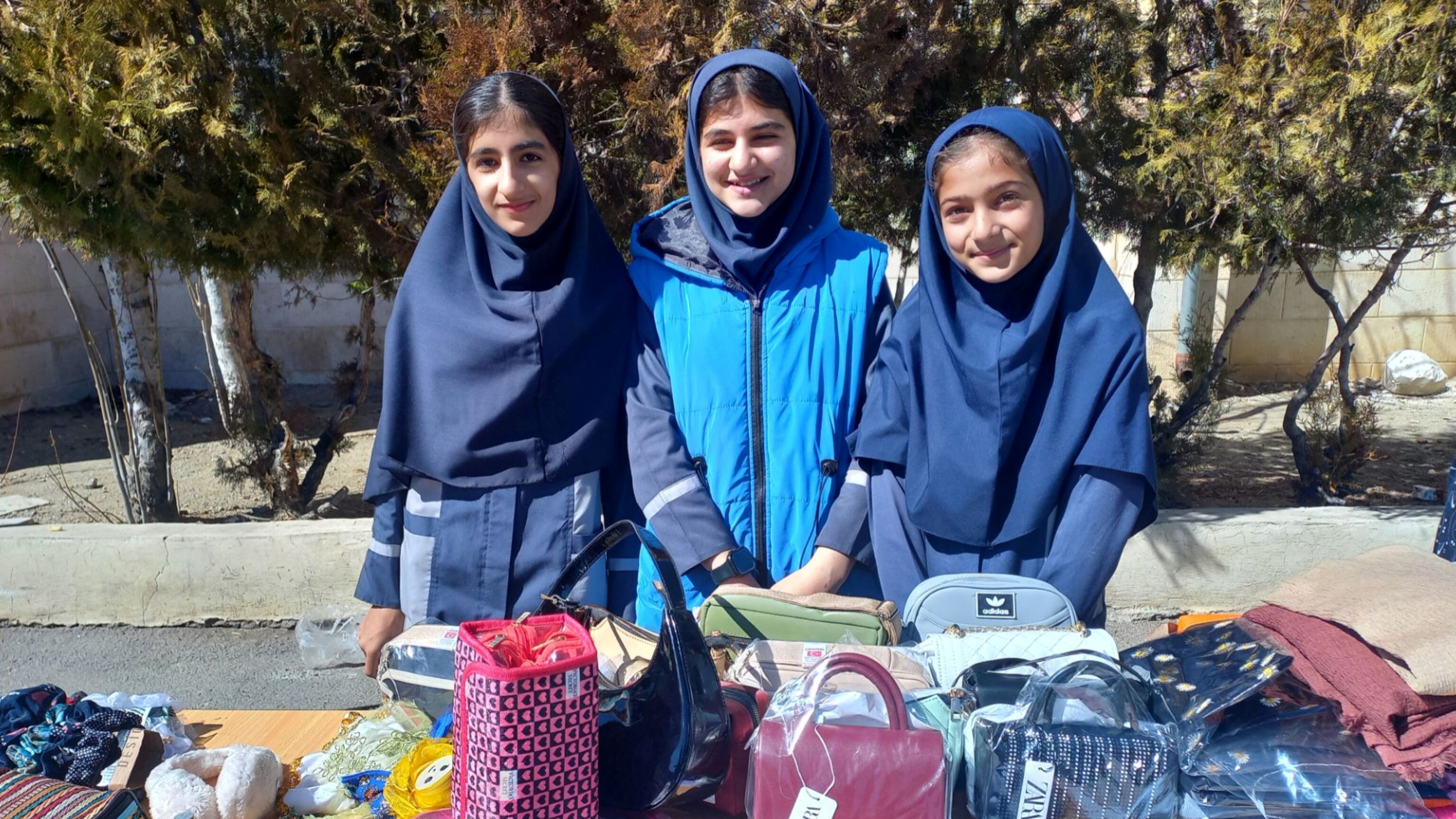 بازارچه مدرسه حاج عبدالله کاظمی شهرستان الیگودرز