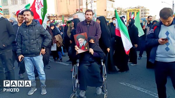 بیعت چشمگیر مردم با رهبر جدید انقلاب 