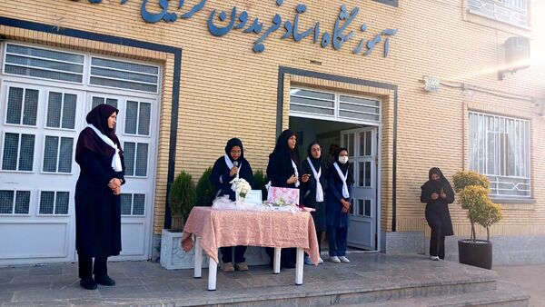 گذری برصبح‌گاه دبیرستان وکیلی ۹