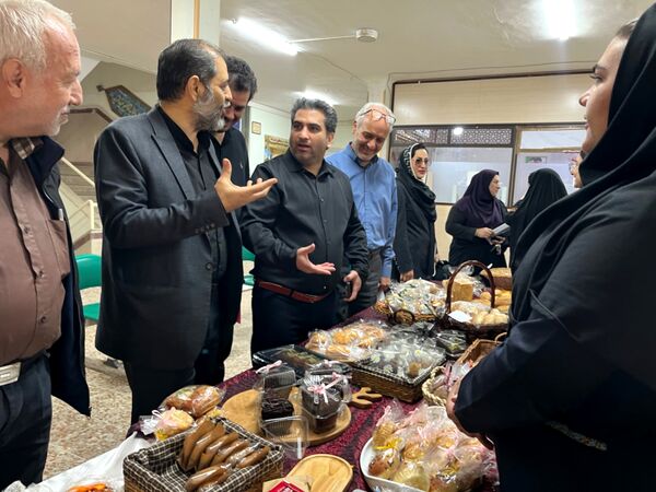نمایشگاه نان و شیرینی دستپخت دانش‌آموزان هنرستان قدس