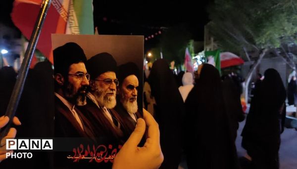 کاروان پیاده در میدان آزادی یزد