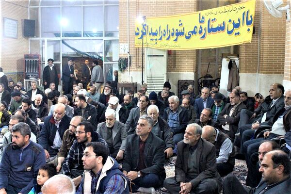 استقبال نوجوانان از غرفه‌های یادواره شهدای مسجد جامع قم