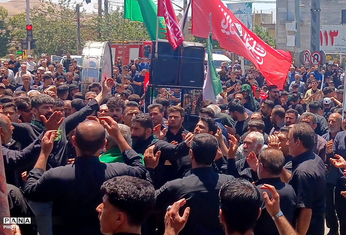  برافراشته شدن پرچم های «یالثارات‌الحسین» بر دوش عزاداران حسینی کامیاران