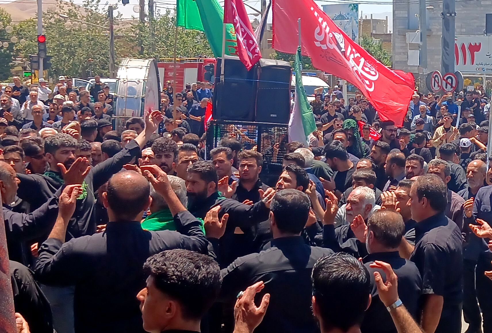  برافراشته شدن پرچم های «یالثارات‌الحسین» بر دوش عزاداران حسینی کامیاران