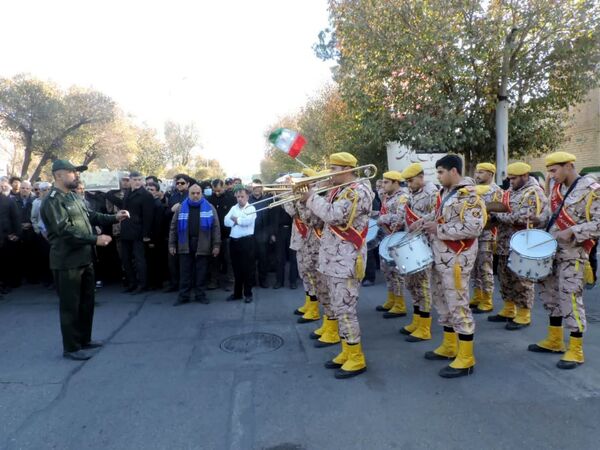 تشییع پیکر شهدای گمنام از مقابل استانداری یزد