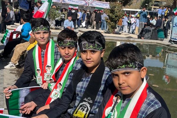 خروش هزاران دانش آموز ورامینی در ۱۳ آبان