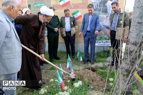 نهال کاری در فاروج به یاد دانش‌آموزان میناب 
