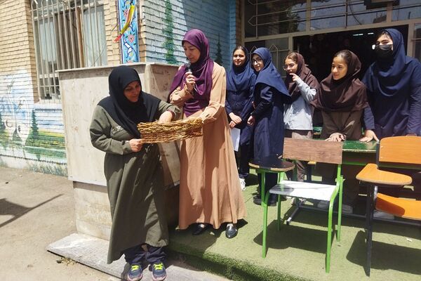 آیین سپاس معلم به مناسبت هفته گرامیداشت مقام معلم توسط دانش آموزان منطقه پردیس