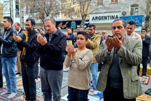 صفوف به‌هم پیوسته نمازگزاران در قروه