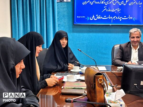 دیدار دختران تشکل های دانش آموزی و کار گروه دائمی دختران با فرماندار کاشمر 