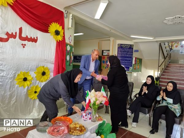 تجلیل از معلمان و اعضای انجمن اولیا و مربیان در مدرسه حضرت رقیه(س)