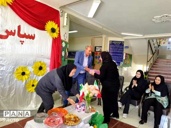 تجلیل از معلمان و اعضای انجمن اولیا و مربیان در مدرسه حضرت رقیه(س)