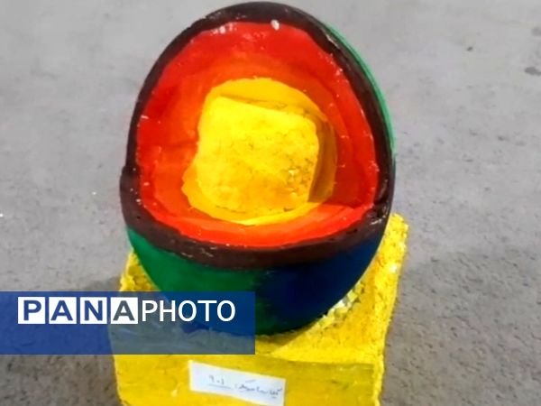 نمایشگاه دست سازه های دانش آموزان دبیرستان بهار آزادی