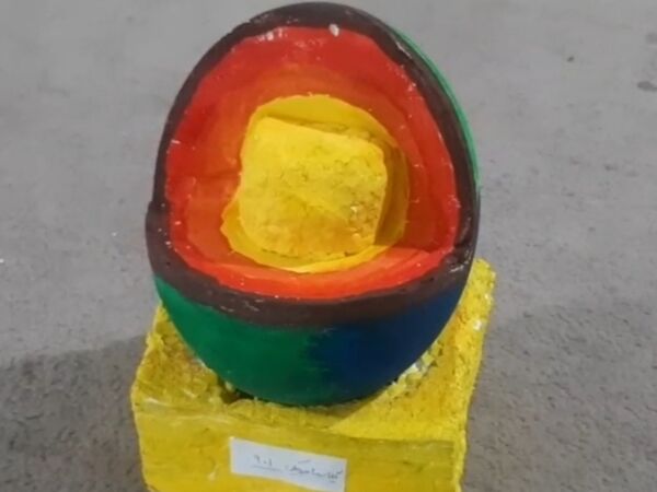 نمایشگاه دست سازه های دانش آموزان دبیرستان بهار آزادی