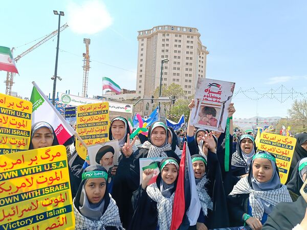 راهپیمایی باشکوه روز جهانی قدس در جوار بارگاه رضوی